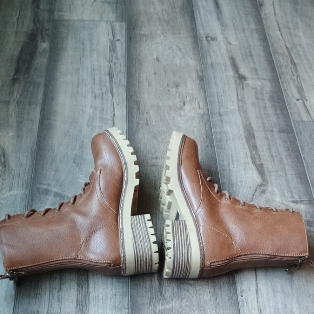 Stylish Tan Lace-Up Boots for Women - Picture 4 of 10